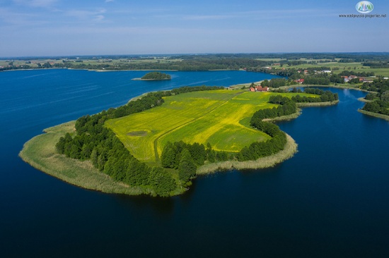 Flug über eine malerische masurische Landschaft thumbnail