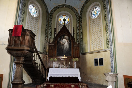 Restaurierte Kirchenfenster in Warpuny  Warpuhnen thumbnail