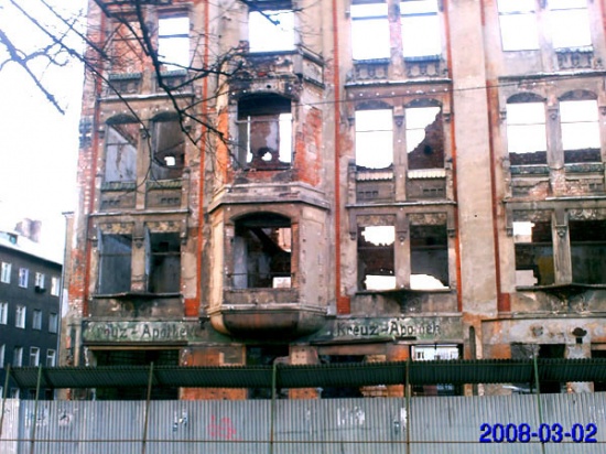 Die Fassade mit der Kreuzapotheke wird wohl bald verschwunden sein thumbnail