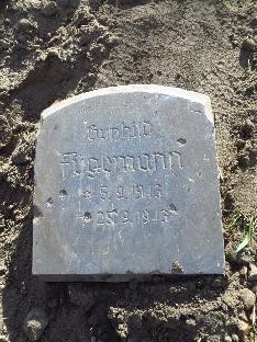 Grabstein von 1943 bei Bauarbeiten in Pillau gefunden thumbnail